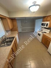 1921 Northover Rd in Toledo, OH - Foto de edificio - Building Photo