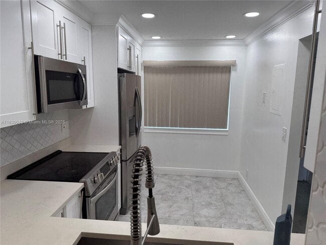 3571 Inverrary Dr in Lauderhill, FL - Building Photo - Building Photo