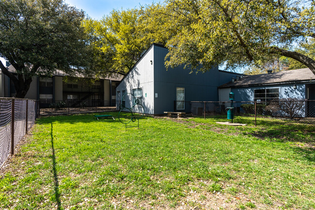 Lana in Denton, TX - Foto de edificio - Building Photo