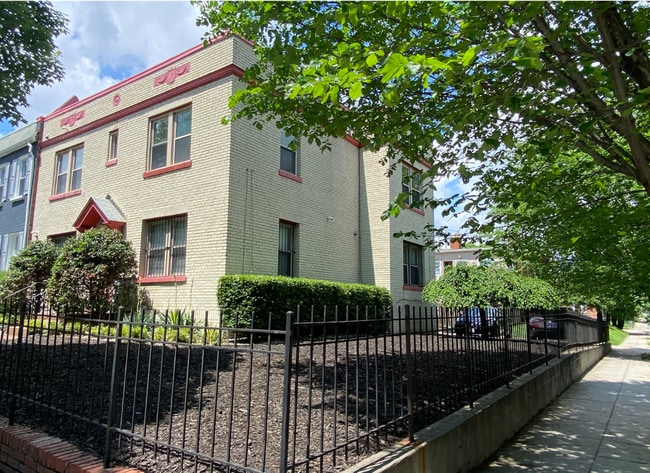 1618 Isherwood St NE, Unit 1 in Washington, DC - Foto de edificio - Building Photo
