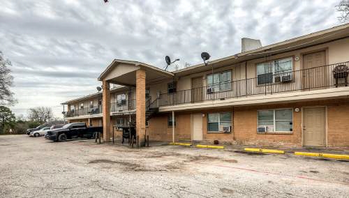 Village Green Apartments at Baytown in Baytown, TX - Foto de edificio - Building Photo