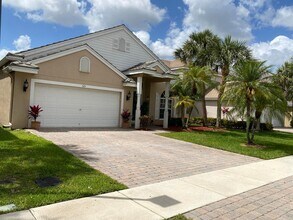 325 Berenger Walk in Royal Palm Beach, FL - Building Photo - Building Photo
