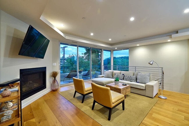 2310 Edinburg Ave in Encinitas, CA - Foto de edificio - Building Photo