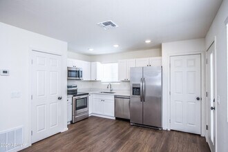 2525 W State Ave in Phoenix, AZ - Foto de edificio - Building Photo