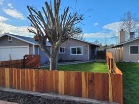 685 Las Tablas Rd in Templeton, CA - Building Photo