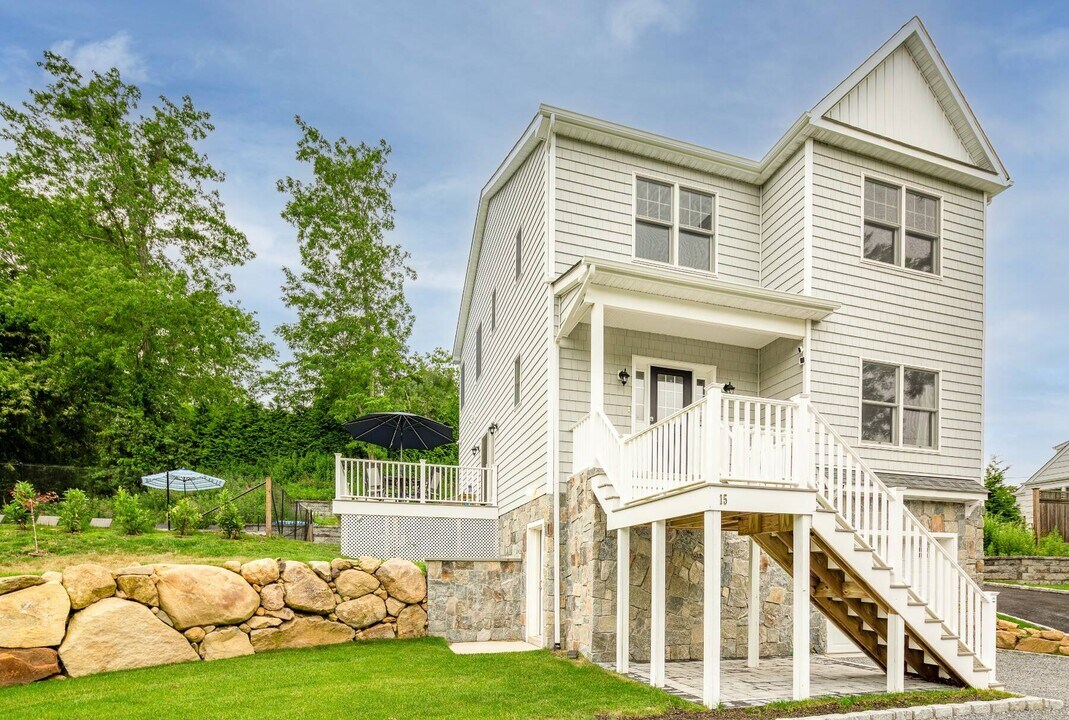 15 S Beach Rd in Southampton, NY - Building Photo