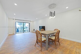 200 Gate Rd, Unit 102 in Hollywood, FL - Foto de edificio - Building Photo