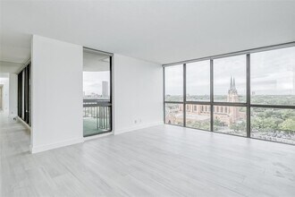 5001 Woodway Dr in Houston, TX - Building Photo - Building Photo
