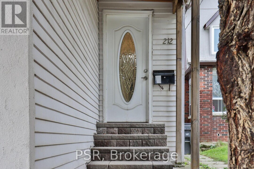 212 Coxwell Ave in Toronto, ON - Building Photo