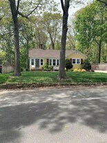 1240 W Rd in Cutchogue, NY - Building Photo