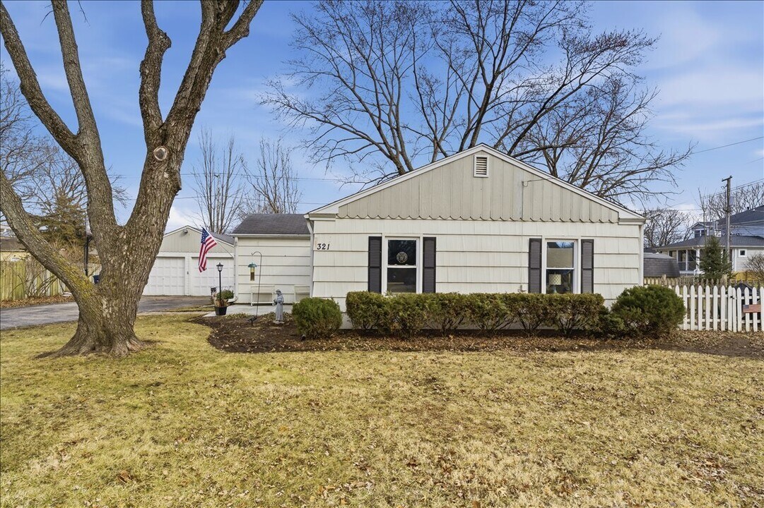 321 Grant Ave in Geneva, IL - Building Photo