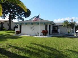 98 Caddy Rd in Rotonda West, FL - Building Photo