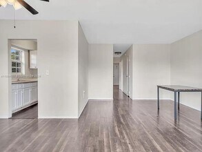 1451 NE 170th St in North Miami Beach, FL - Foto de edificio - Building Photo