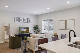 2460 Cedarwood Ln in River Falls, WI - Foto de edificio - Building Photo