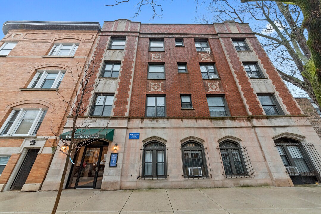 645 W Barry Ave, Unit 103 in Chicago, IL - Building Photo