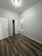 240 W 24th St, Unit 2R in Chicago, IL - Building Photo - Building Photo