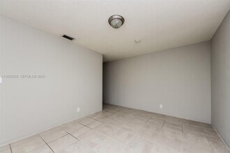 2220 NW 44th Ave in Lauderhill, FL - Foto de edificio - Building Photo