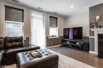 812 W Waveland Ave in Chicago, IL - Building Photo - Building Photo