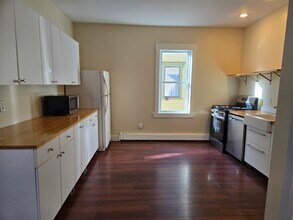 85 Wood St, Unit 2nd fl front in Providence, RI - Foto de edificio - Building Photo