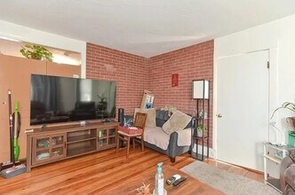 36 Hollace St in Waltham, MA - Building Photo - Building Photo