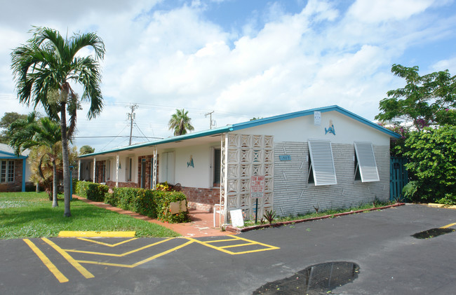 Dolphin Motel Apartments in Lake Worth, FL - Building Photo - Building Photo