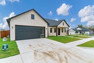 500 Highview Ct in Godley, TX - Building Photo - Building Photo