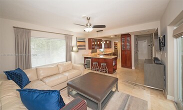 423 Alhambra Cir in Coral Gables, FL - Foto de edificio - Building Photo