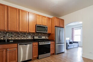 910 W Belle Plaine Ave in Chicago, IL - Building Photo