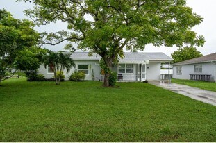 121 East 3rd Street in Lehigh Acres, FL - Building Photo