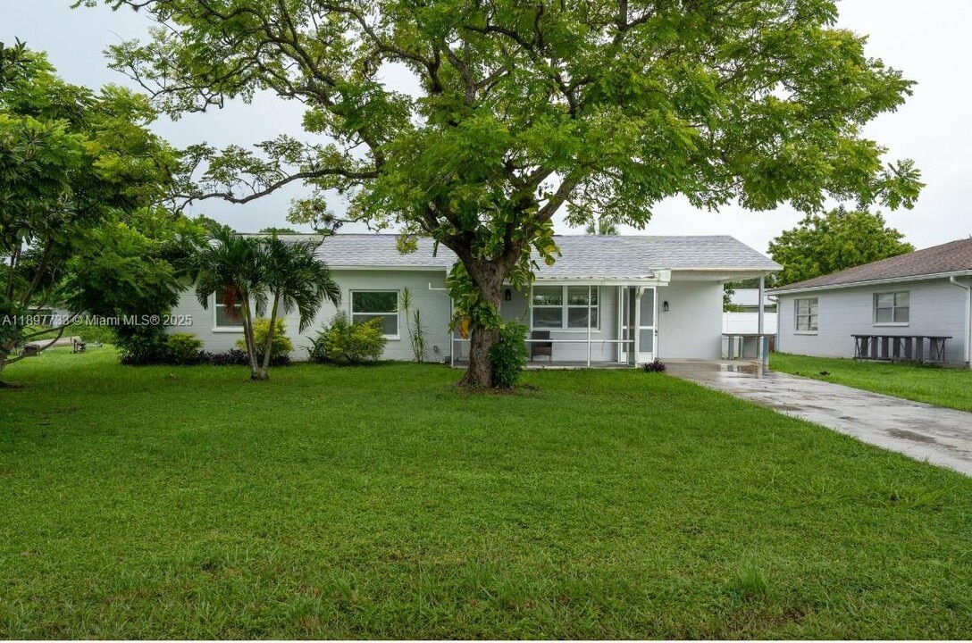 121 East 3rd Street in Lehigh Acres, FL - Building Photo