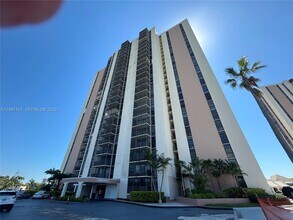20301 W Country Club Dr in Aventura, FL - Foto de edificio - Building Photo