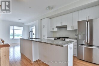 348 Wheat Boom Dr. in Oakville, ON - Building Photo - Building Photo