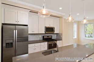 130 Roxbury St in Boston, MA - Building Photo