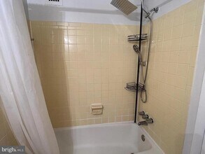 3245 Rio Dr in Falls Church, VA - Foto de edificio - Building Photo