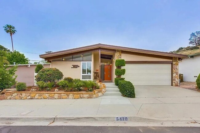 5410 Baja Dr in San Diego, CA - Building Photo - Building Photo