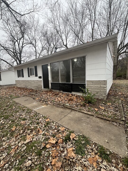 111 St Thomas Ln in Sauget, IL - Building Photo