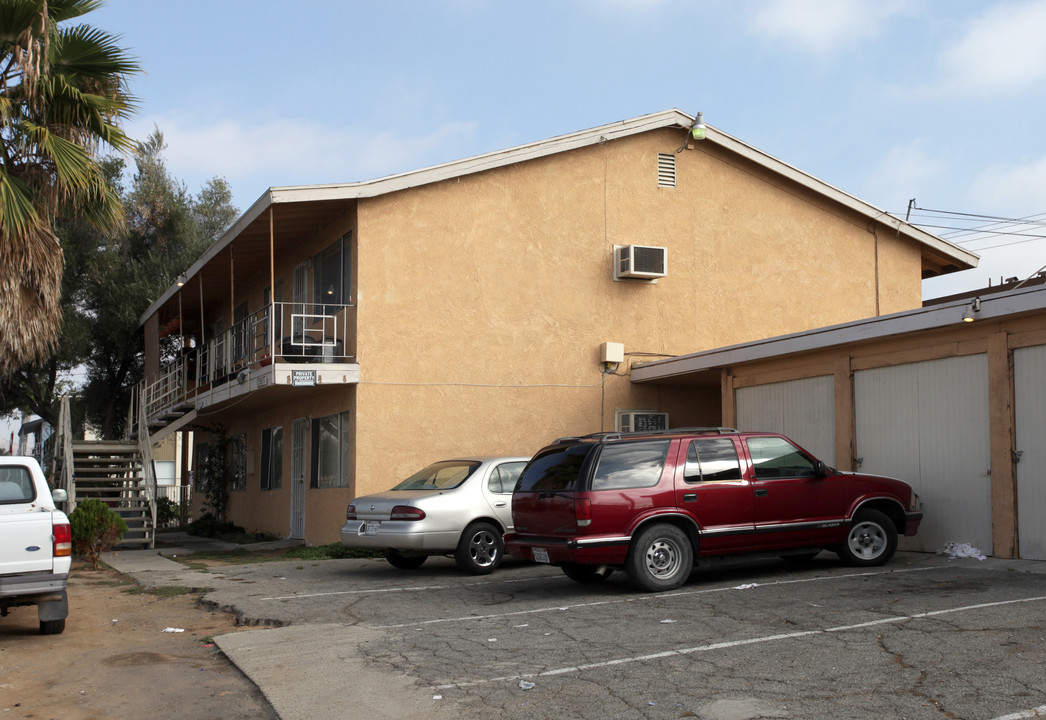 13918 Elsworth St in Moreno Valley, CA - Foto de edificio