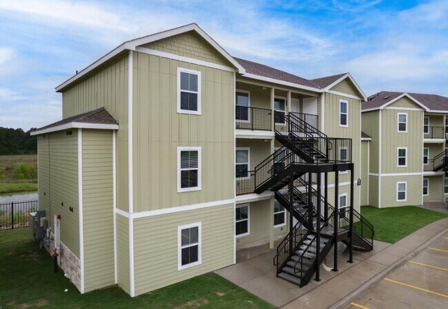 282 Plez Morgan in Montgomery, TX - Foto de edificio - Building Photo