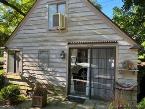134 Godfrey Rd E in Weston, CT - Building Photo - Building Photo
