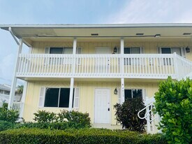 4613 Bayshore Dr, Unit B5 in Naples, FL - Building Photo