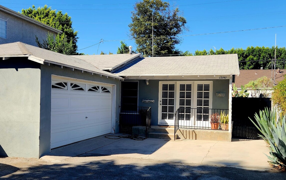 12141 Moorpark St in Studio City, CA - Building Photo