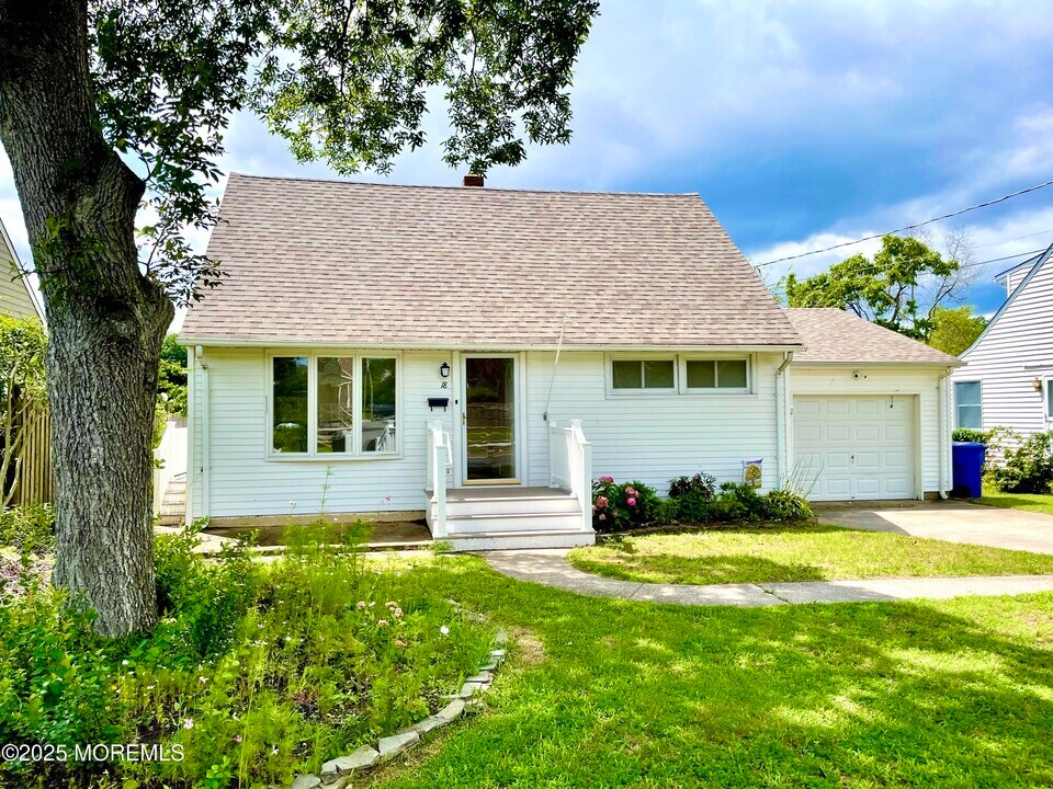 18 Point O Woods Dr in Toms River, NJ - Building Photo