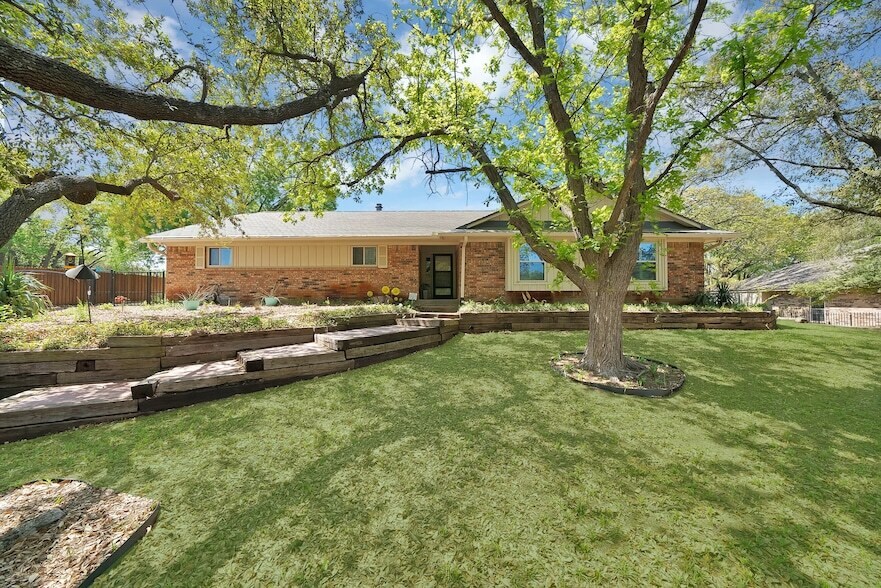 2812 Whisperwood Trail in Arlington, TX - Foto de edificio