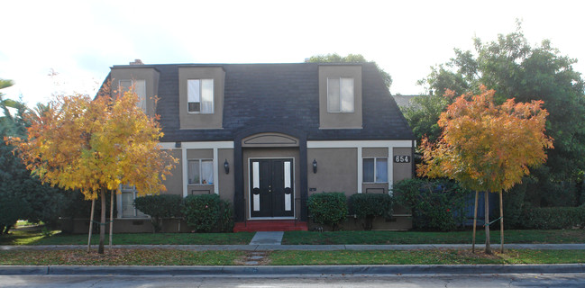 654 N Vecino Dr in Covina, CA - Foto de edificio - Building Photo