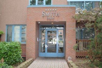 406 Smith Ct in Edgewater, NJ - Building Photo - Building Photo