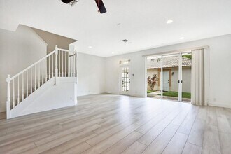 8021 Murano Cir in Palm Beach Gardens, FL - Building Photo - Building Photo