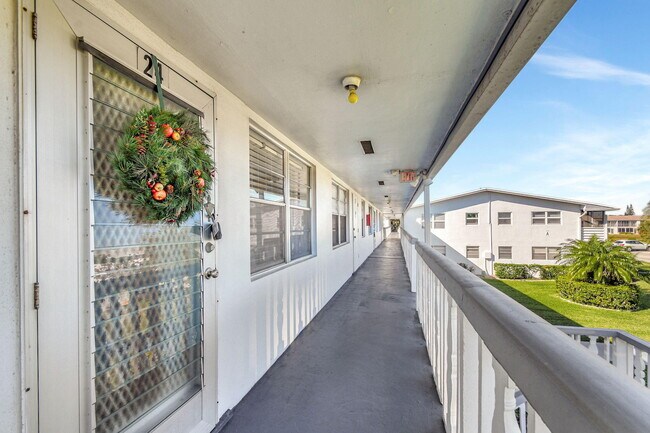 24 Chatham A in West Palm Beach, FL - Foto de edificio - Building Photo
