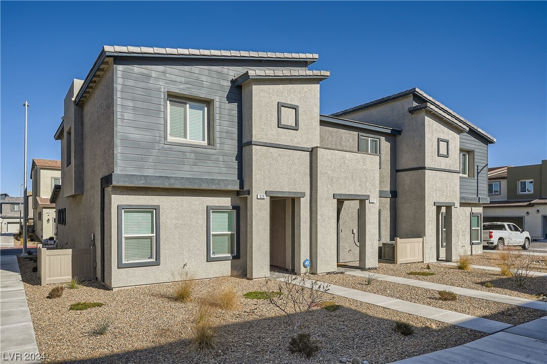 527 Clearsable Ave in Henderson, NV - Building Photo