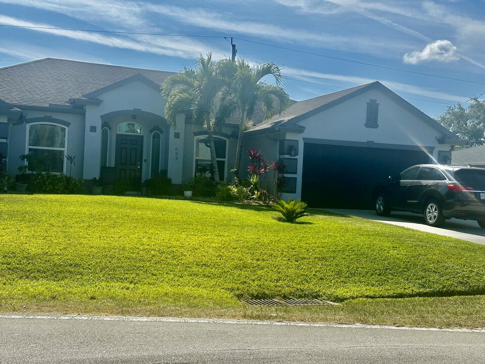 585 SW Undallo Rd in Port St. Lucie, FL - Building Photo