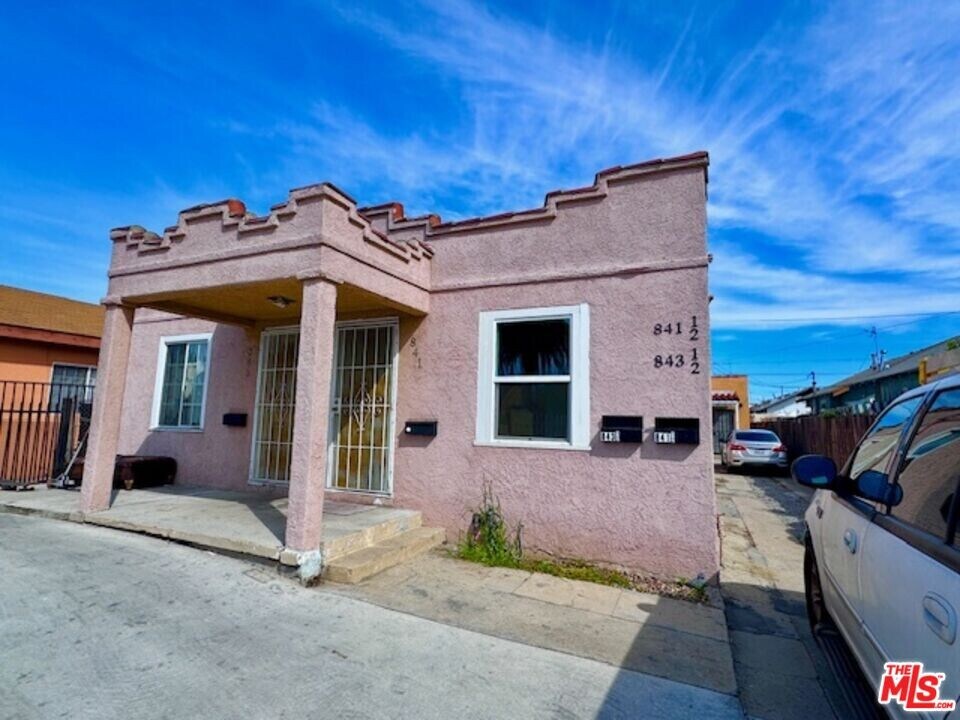 841 W 64th St in Los Angeles, CA - Building Photo